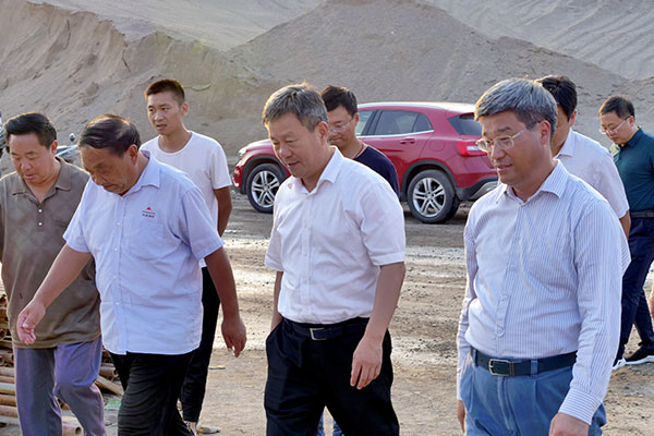 輝縣市委書記郭書佩和長城機(jī)械董事長