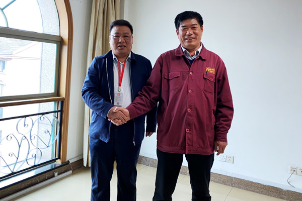新鄉(xiāng)長城副總經(jīng)理王德新(左一)與沙鋼集團恒樂建材總經(jīng)理陳洪林(右一)合影