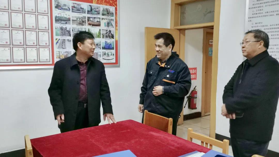 新鄉(xiāng)市總工會副主席王世良(左一)、輝縣市總工會主席李樹林(右一)指導(dǎo)工作