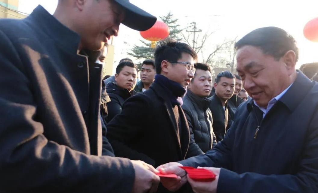新鄉(xiāng)長城機械領導為員工發(fā)開工紅包 新鄉(xiāng)長城機械領導為員工發(fā)開工紅包