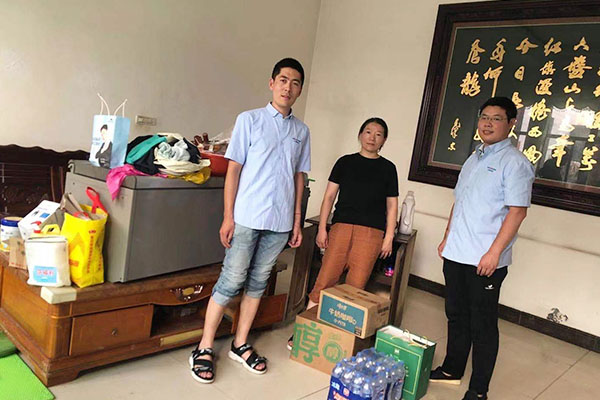 新鄉(xiāng)長城派代表慰問受災(zāi)的員工 新鄉(xiāng)長城派代表慰問受災(zāi)的員工