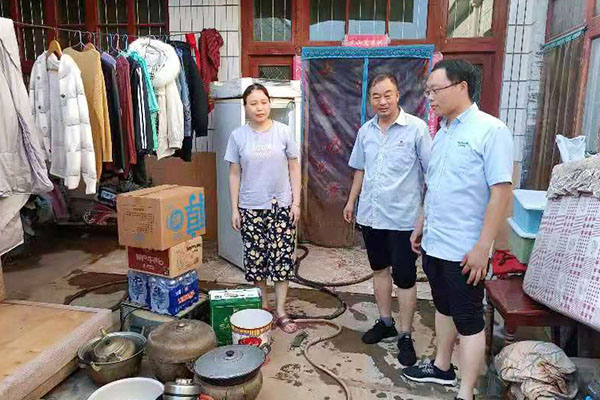 新鄉(xiāng)長城派代表慰問受災(zāi)的員工 新鄉(xiāng)長城派代表慰問受災(zāi)的員工