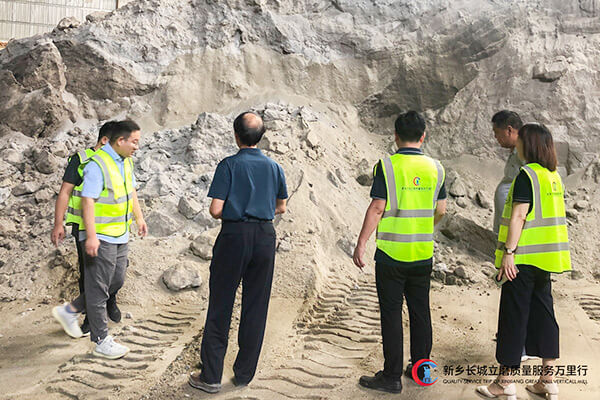 長城團(tuán)隊(duì)深入鎳渣微粉生產(chǎn)一線 長城團(tuán)隊(duì)深入鎳渣微粉生產(chǎn)一線