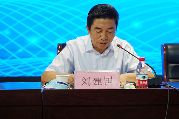 市教育體育局局長劉建國宣讀第四屆長城教育基金獎勵(lì)名單