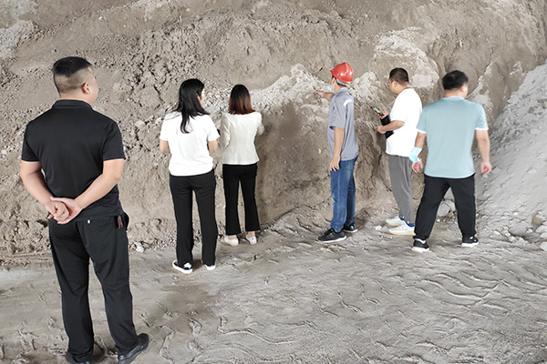 新鄉(xiāng)長城機(jī)械萬里行團(tuán)隊(duì)走訪客戶 新鄉(xiāng)長城機(jī)械萬里行團(tuán)隊(duì)走訪客戶