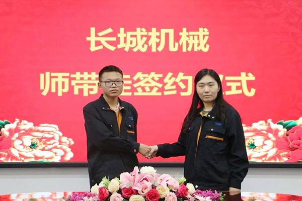 師徒代表上臺簽訂帶教協(xié)議