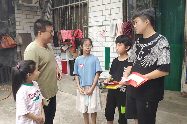 新鄉(xiāng)長(zhǎng)城集團(tuán)愛(ài)心家庭攜手輝縣義工“愛(ài)心助學(xué)，點(diǎn)亮希望”