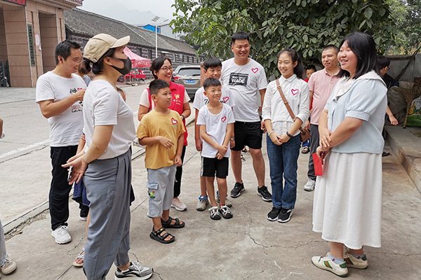 新鄉(xiāng)長(zhǎng)城集團(tuán)愛(ài)心家庭攜手輝縣義工“愛(ài)心助學(xué)，點(diǎn)亮希望”