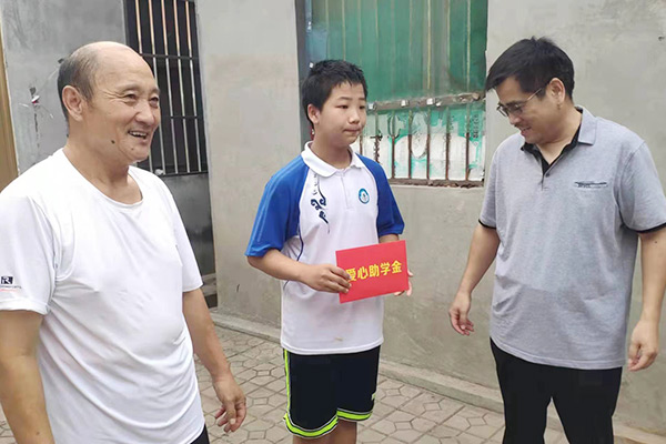 新鄉(xiāng)長(zhǎng)城集團(tuán)愛(ài)心家庭攜手輝縣義工“愛(ài)心助學(xué)，點(diǎn)亮希望”