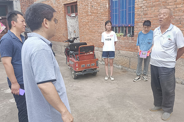 新鄉(xiāng)長(zhǎng)城集團(tuán)愛(ài)心家庭攜手輝縣義工“愛(ài)心助學(xué)，點(diǎn)亮希望”